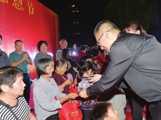 300多名老人吃免費(fèi)大餐獲免費(fèi)體檢