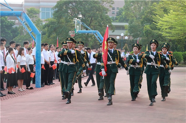 紅旗揮舞，歌聲飄揚(yáng)，中山一中8000師生為祖國(guó)送祝福