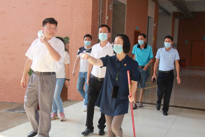 雅正鴉崗：風雨兼程，守護家園——崗小人全力做好災后校園消殺清潔工作