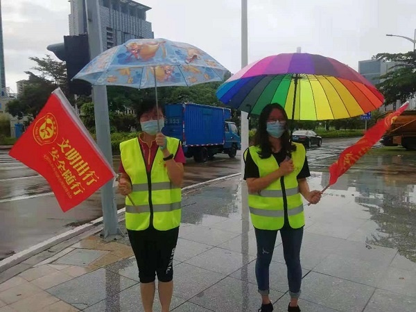 開發(fā)區(qū)第六小學志愿者冒雨參加交通文明勸導