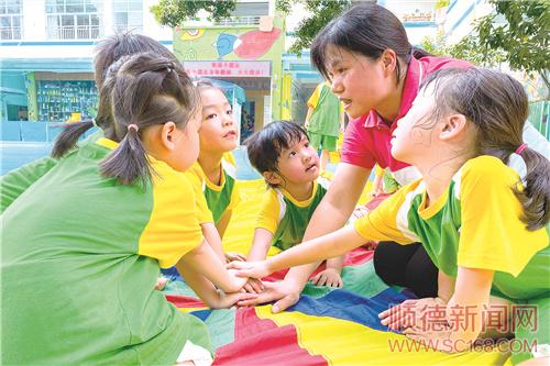 師德標兵 甘為人梯育桃李