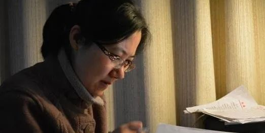 55歲女高級教師堅決不退休，占著高職名額，年輕老師急了……