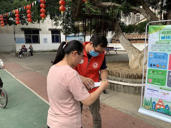 鼎湖區(qū)城管局開展“積極參與垃圾分類，攜手共享文明鼎湖”垃圾分類宣傳志愿活動(dòng)（3）.jpg