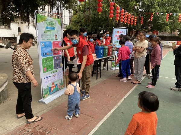 鼎湖區(qū)城管局開展“積極參與垃圾分類，攜手共享文明鼎湖”垃圾分類宣傳志愿活動(dòng)（2）.jpg