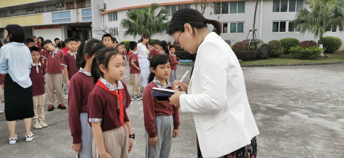 新圩小學(xué)開展地震疏散演練活動