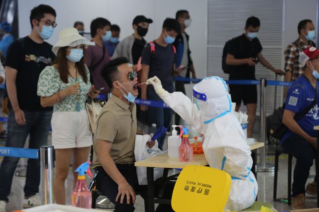 到港旅客配合進(jìn)行免費(fèi)落地核酸檢測.jpg